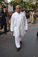 at Bal Thackeray funeral in Mumbai on 18th Nov 2012 (384).JPG